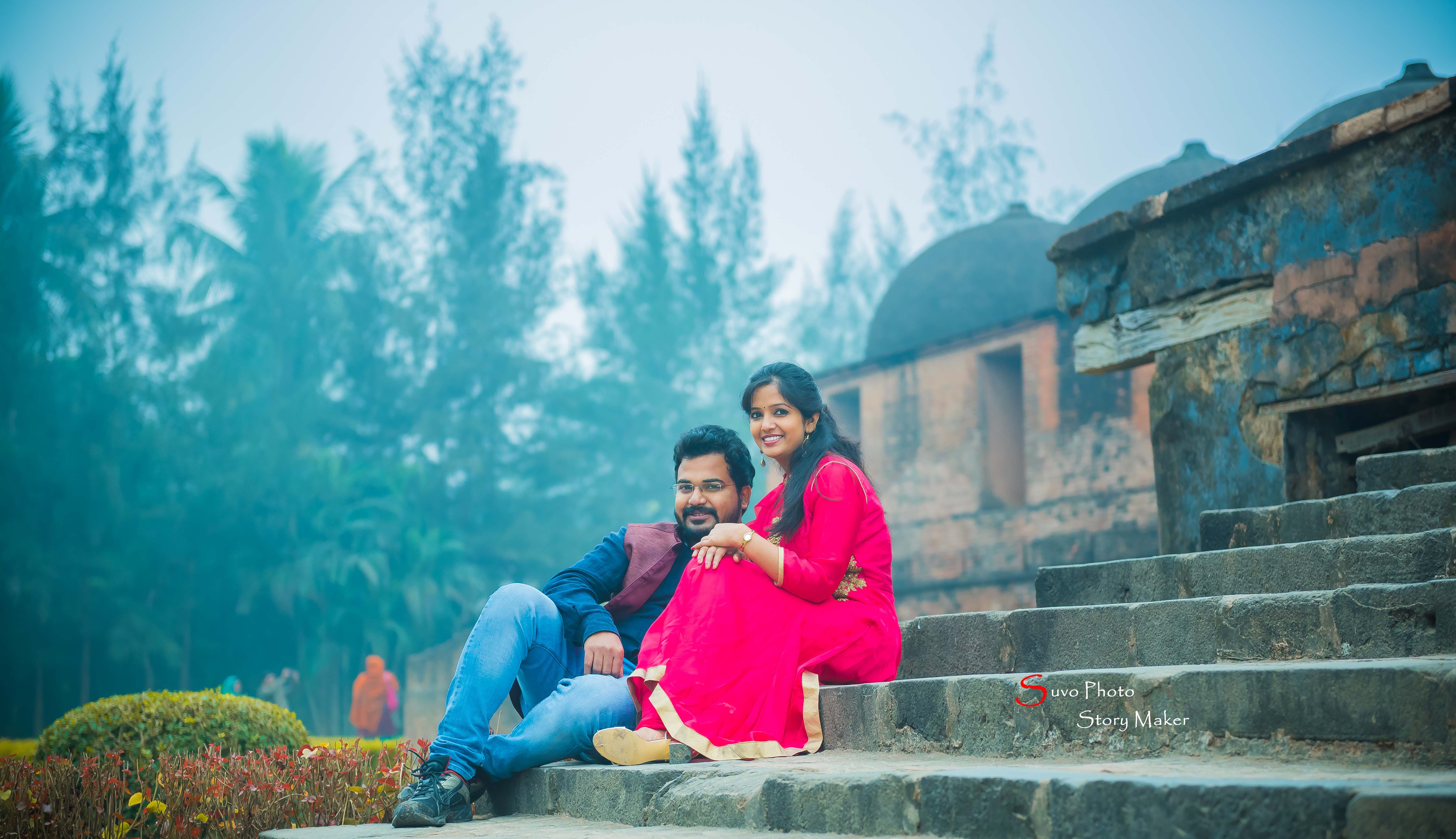 17 Couple Poses You Should Try for a Natural Prewedding Photoshoot